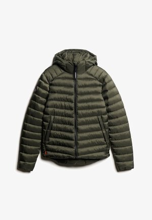 Groene pufferjack met capuchon, voorzien van horizontale quiltpatronen, een ritssluiting aan de voorkant en zijzakken. Smooth textuur met een aansluitend ontwerp.