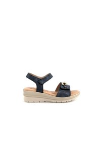 Sandali in pelle blu navy con finitura testurizzata, cinturini regolabili, suola a zeppa beige e un'accattivante decorazione dorata sulla parte superiore.