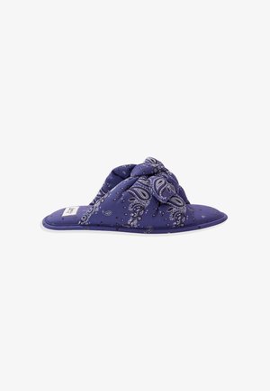 Zachte paarse pantoffel met open teen en een paisley patroon, met een brede geknoopte stoffen band bovenop.