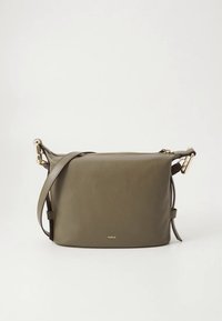 Crossbodytas van olijfgroen leer met ritssluiting, verstelbare band en goudkleurige details; heeft een gladde textuur en gebrandmerkt detail.