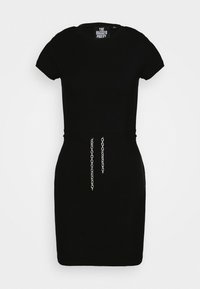 Robe noire à manches courtes avec une silhouette ajustée. Présente un détail en chaîne à la taille et un col rond. Fabriquée en matériau côtelé.