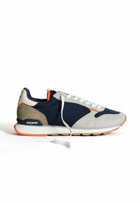 Scarpa con una tomaia blu navy e grigia, realizzata in materiali scamosciati e in rete, con lacci bianchi, dettagli arancioni e una suola in gomma beige.