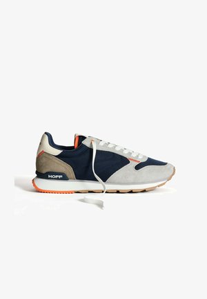 Chaussure avec un dessus bleu marine et gris, comprenant des matériaux en suède et en mesh, des lacets blancs, des accents orange et une semelle en caoutchouc beige.