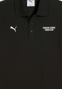 Sort polo shirt med et hvidt Puma-logo og teksten "Porsche League Turbo Club" i hvidt på venstre side.