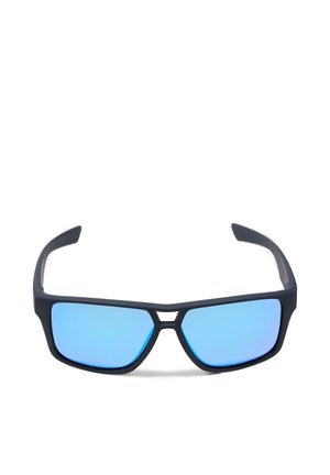 Czarne prostokątne okulary przeciwsłoneczne z niebieskimi refleksyjnymi soczewkami i podwójnym mostkiem, przedstawione na białym tle.