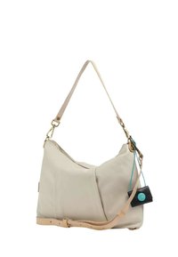 Borsa a tracolla in pelle beige con design pieghevole, tracolla regolabile, hardware in tonalità oro e un piccolo etichetta nera con accento turchese.