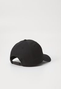 Casquette de baseball noire avec une visière incurvée et des œillets de ventilation. Sangle réglable à l'arrière, texture de tissu lisse.