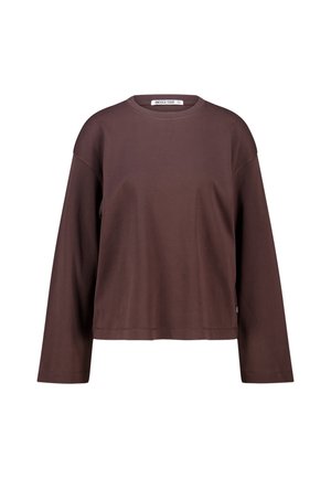 Camisa marrón de manga larga hecha de algodón suave, con cuello redondo y un corte relajado, con detalles de dobladillo cosidos y una etiqueta en el lateral.