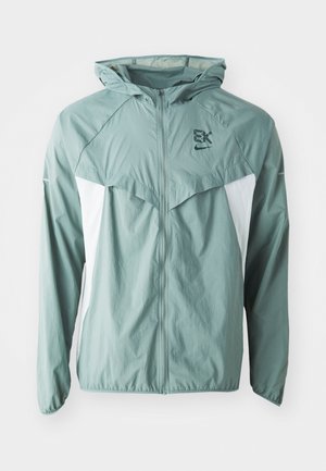 KIPCHOGE STRIDE - Laufjacke - light silver/clay green
