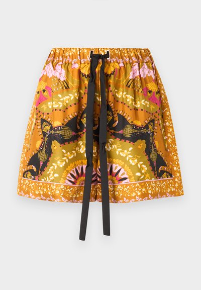 Pantalones cortos con cintura elástica en naranja vibrante con cordón negro. Patrones florales y abstractos. Hechos de tela ligera con textura suave.
