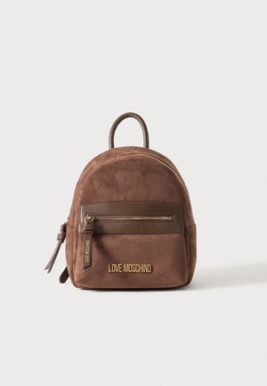 Piccolo zaino in camoscio marrone con tasca frontale con zip, dettagli in pelle e logo "LOVE MOSCHINO" dorato su uno sfondo chiaro uniforme.