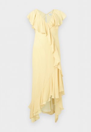 Robe midi jaune sans manches avec encolure en V à volants et ourlet asymétrique à plusieurs couches avec des détails de volants en cascade.