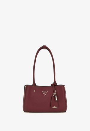 Sac à main bordeaux en cuir synthétique, présentant une forme structurée, des poignées doubles, un accent de logo et des garnitures en métal argenté.