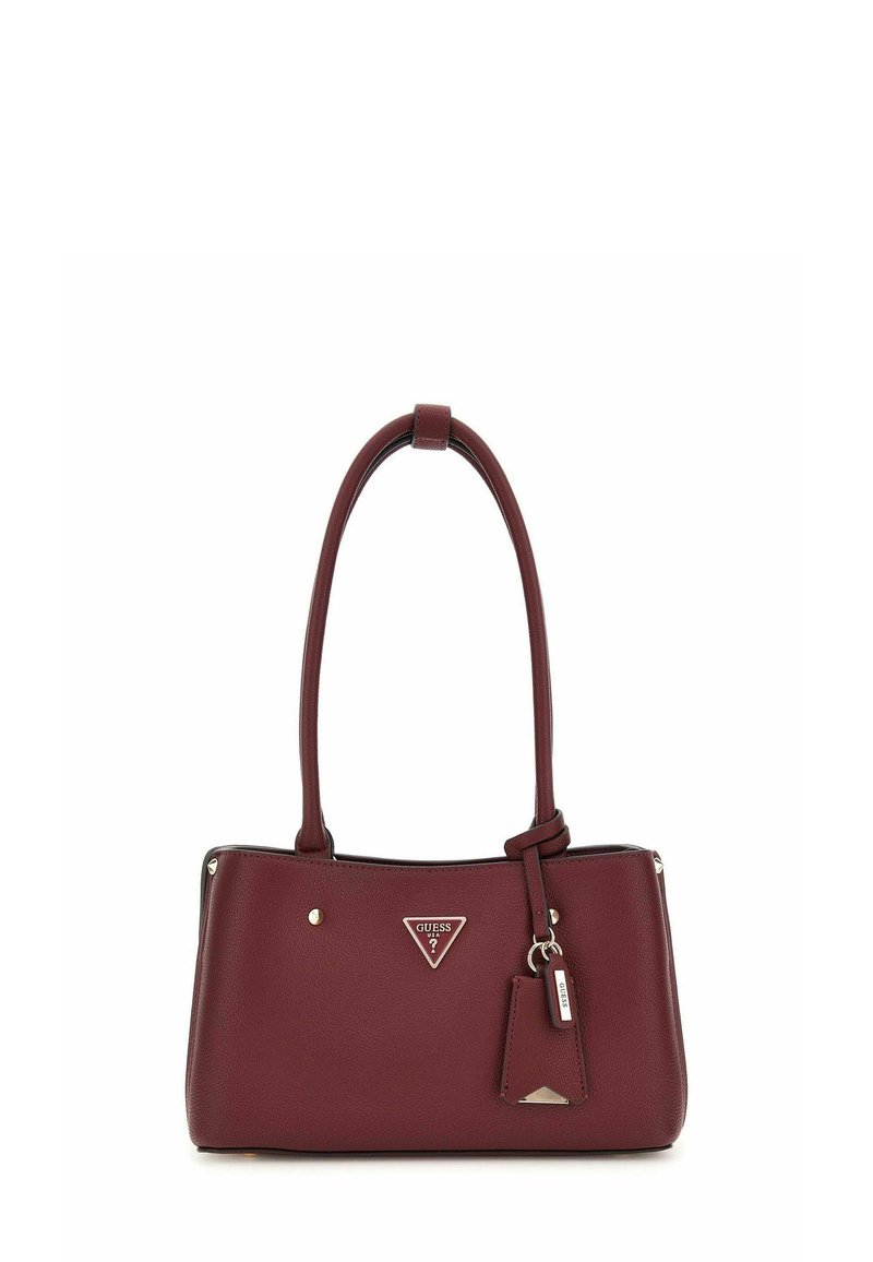 Sac à main bordeaux en cuir synthétique, présentant une forme structurée, des poignées doubles, un accent de logo et des garnitures en métal argenté.