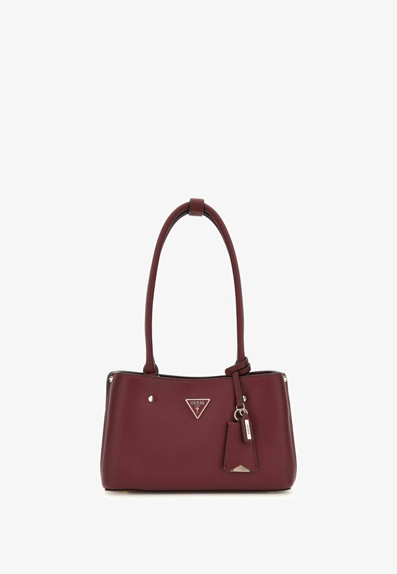 Sac à main bordeaux en cuir synthétique, présentant une forme structurée, des poignées doubles, un accent de logo et des garnitures en métal argenté.