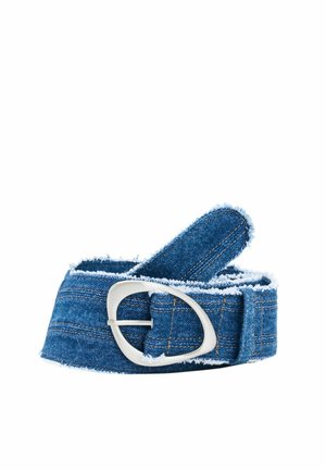 Denimvöö narmendavate äärte ja nähtava õmblusega, hõbedase ovaalse pandlaga, valge tausta vastu keritud.