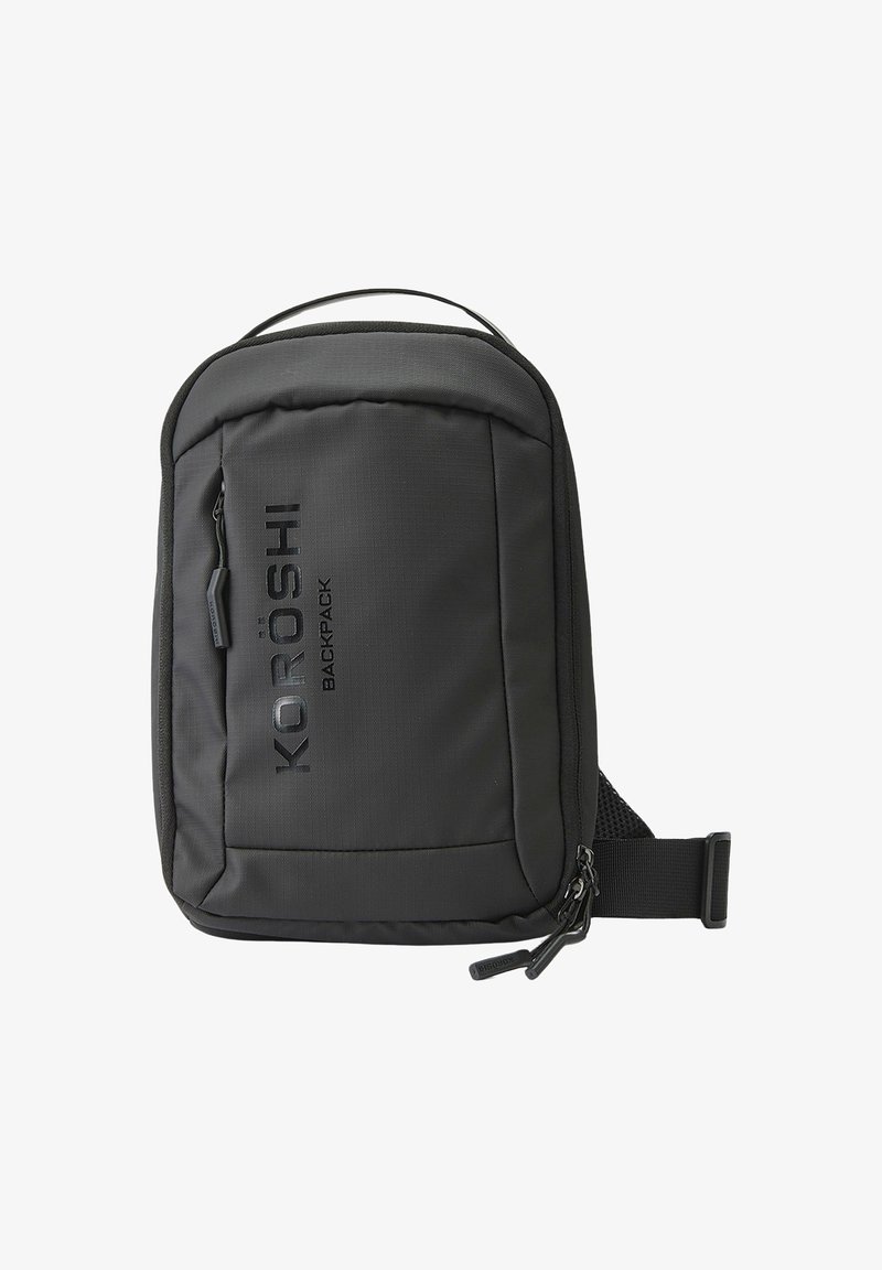 Zaino nero realizzato in tessuto testurizzato con una tasca frontale con zip, cintura laterale regolabile e logo impresso sul pannello frontale.