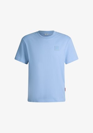 Lichtblauw T-shirt met korte mouwen en ronde hals, met een klein reliëf vierkant logo op de linkerborst en een rood label aan de zijnnaad.