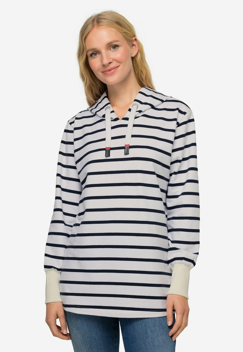Sudadera a rayas en blanco y azul marino, con capucha ajustable y puños acanalados. La tela parece suave y tiene un corte holgado.