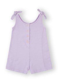 Jumpsuit de color púrpura claro con diseño sin mangas, tirantes con lazo y cinco botones frontales. Tela suave, corte recto y piernas cortas.
