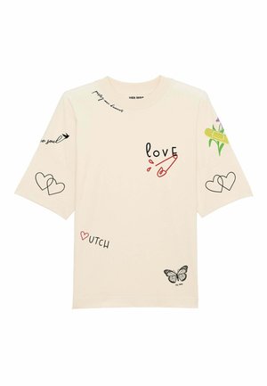 T-shirt en coton couleur crème à manches courtes, ornée de divers motifs imprimés en noir et en couleur : cœurs, fleurs, papillons et texte.