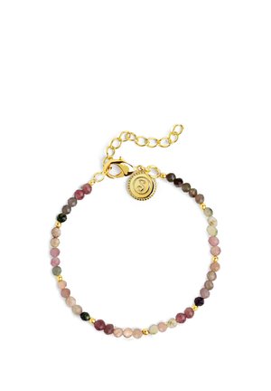 Brazalete delicado con pequeñas cuentas redondas multicolores y detalles dorados, que presenta un cierre de cadena dorada y un colgante circular de oro.