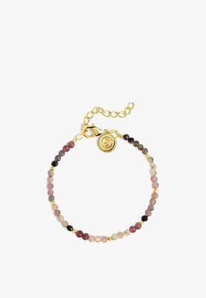 Jemný náramok s malými farebnými okrúhlymi korálkami a zlatými akcentmi, s uzáverom zlatého reťazca a kruhovým zlatým príveskom.