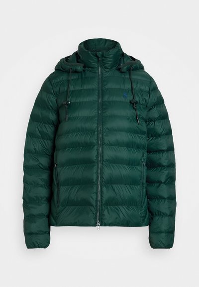 Groene donsjacket met een hoge kraag, ritssluiting en verstelbare trekkoordcapuchon. Kenmerkt zich door horizontale stiksels en twee zijzakken.