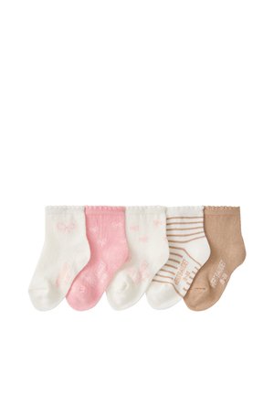 Fünf Babysocken in einer Reihe, Farben umfassen Weiß mit Schmetterlingen, Rosa mit kleinen Mustern, Weiß mit rosa Schleifen, Weiß und beige Streifen und einfarbig beige.