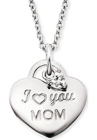 Collana con pendente a forma di cuore in argento sterling, incisa con "Ti ♥ bene MAMMA", con un piccolo accento di pietra trasparente sopra il testo.