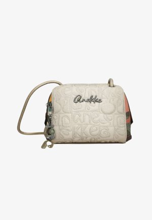 Piccola borsa a tracolla trapuntata beige con lettere in rilievo, logo metallico "Anekke" e tracolla beige.