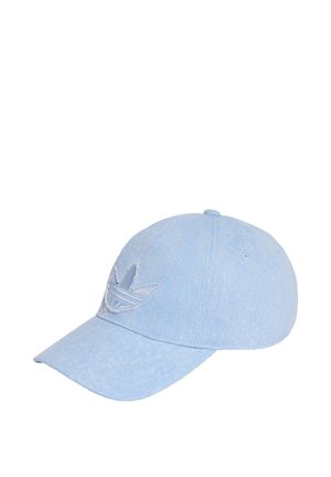Gorra de béisbol vaquera azul claro con visera curvada y logo bordado sutil en el panel frontal.