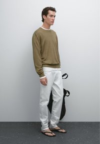 Massimo Dutti SLIM FIT - Jeans slim fit - white