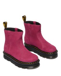 Botas de tornozelo em camurça rosa com textura suave, sola de borracha preta, costura amarela e alças nas laterais para facilitar o calçar.