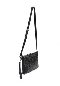 Borsa a tracolla in pelle nera con motivo geometrico chiodato, tracolla regolabile e chiusura con zip. Texture liscia, forma rettangolare.