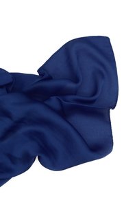 Sciarpa in chiffon blu navy, morbida al tatto, leggera, cade elegantemente, trasparente, con una finitura liscia e bordi leggermente sfilacciati.