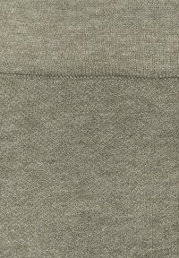 Grauer gestrickter Stoff mit einer weichen Textur, der ein dezentes Melange-Muster aufweist. Das Material hat einen leichten Glanz und sorgt für ein einheitliches Erscheinungsbild.