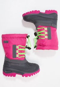 Bottes d'hiver pour enfants avec tige en tissu rose, partie inférieure en caoutchouc noir, semelles roses et lacets vert néon avec serrages réglables.