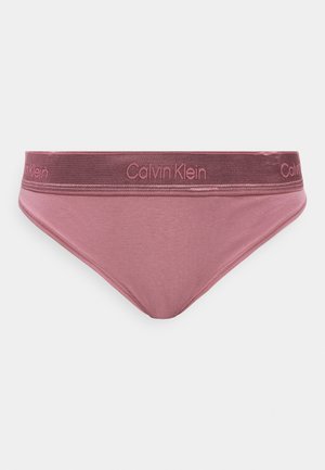Roze Calvin Klein bikini-ondergoed met elastische tailleband met merkopdruk, plat gelegd op een witte achtergrond.