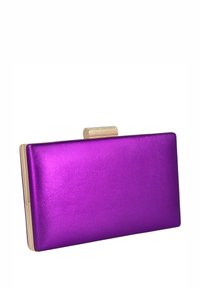 Bolso de mano metálico púrpura con una elegante forma rectangular. Presenta un cierre dorado texturizado en la parte superior y un acabado liso.