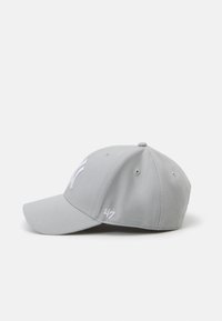 Grå baseballcap lavet af stof, med en buet skygge, broderet logo foran og lille mærke detalje på siden.