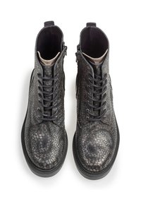 Bottines noires avec un motif de peau de serpent texturé, dotées d'un bout rond, d'un laçage à l'avant et d'une fermeture éclair sur le côté pour un accès facile.