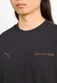 Puma AMG GRAPHIC TEE - Apdrukāts T-krekls - black