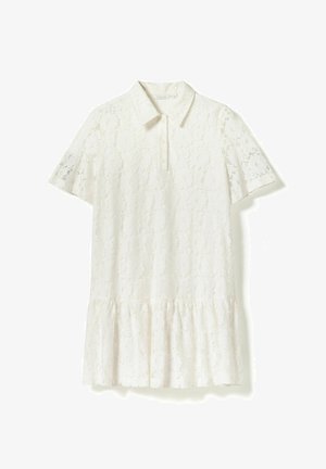 Weißes Spitzenkleid mit einem Kragen, kurzen Ärmeln und einem ausgestellten Rüschensaum. Ganzflächiges, strukturiertes Blumenmuster.