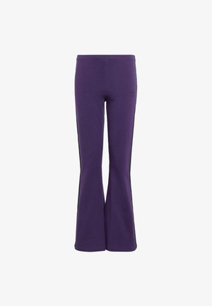 Lila ausgestellte Hose aus weichem Stoff, mit einem schwarzen Logo auf der linken Hüfte und einer glatten Textur auf der gesamten Fläche.