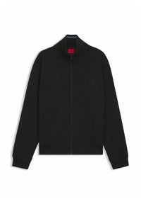 Sort lynlåsjakke med høj krave, ribbet tekstur, sidelommer og et præget logo på brystet. Har tonale syninger.