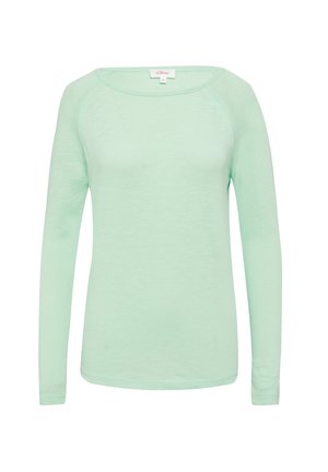 Chemise longue à manches longues vert menthe clair avec un large col arrondi, texture douce et silhouette ajustée. Pas de motifs ni d'accents visibles.
