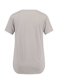 Camiseta gris de manga corta, hecha de una tela suave, con un cuello redondeado y un dobladillo ligeramente curvado en la parte trasera.