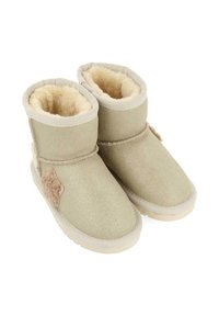 Bottes ankle beiges en suède doux avec une finition texturée, dotées d'une doublure intérieure moelleuse et de détails tressés sur le côté.