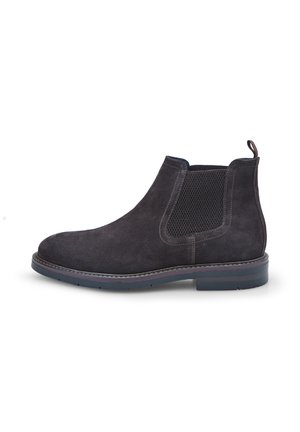 Botín Chelsea de ante negro con paneles laterales elásticos, una tira de agarre y una suela texturizada. Presenta costuras reforzadas y un diseño de punta redondeada.